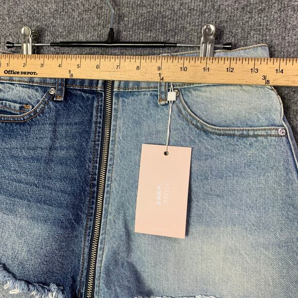 NWT REVICE Women's Yin Yang Two Tone Denim Zippered Raw Hem Shorts‎ Size 27 - Picture 3 of 11